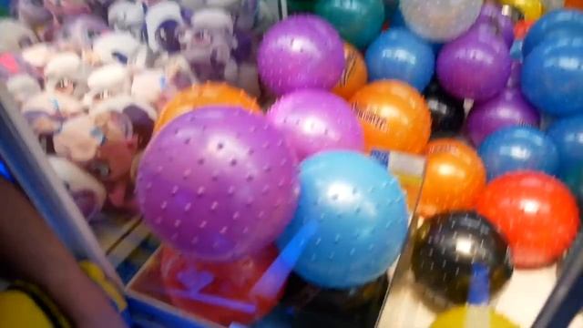 WE WON SO MANY PRIZES THAT IT BROKE THE CLAW MACHINE! смотреть онлайн