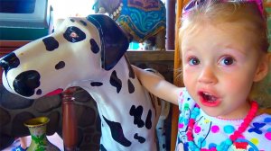 Настя в парке развлечений находит новых друзей