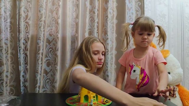 Мила играет в игру Погоня за сыром смотреть онлайн