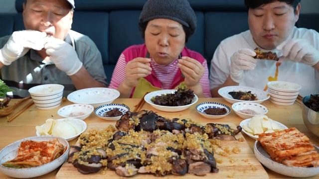 ТУШЕНЫЕ СВИНЫЕ БЕДРА, СО СЛАДКИМ ЧЕСНОЧНЫМ СОУСОМ. STEWED PORK THIGH WITH SWEET GARLIC SAUCE. смотреть онлайн