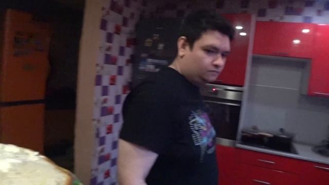 Приготовление двух килограммового сырного колбасного бутерброда с шпротами и корейской морковкой. смотреть онлайн