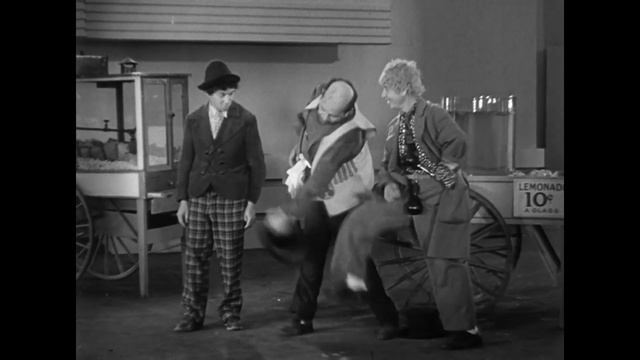 Шпигуни Пінкі та Чіколіні  дістають продавця лимонаду (сценка з капелюхами)