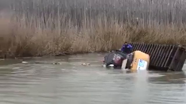 Гигантский плавающий экскаватор так и не доплыл до другой стороны реки