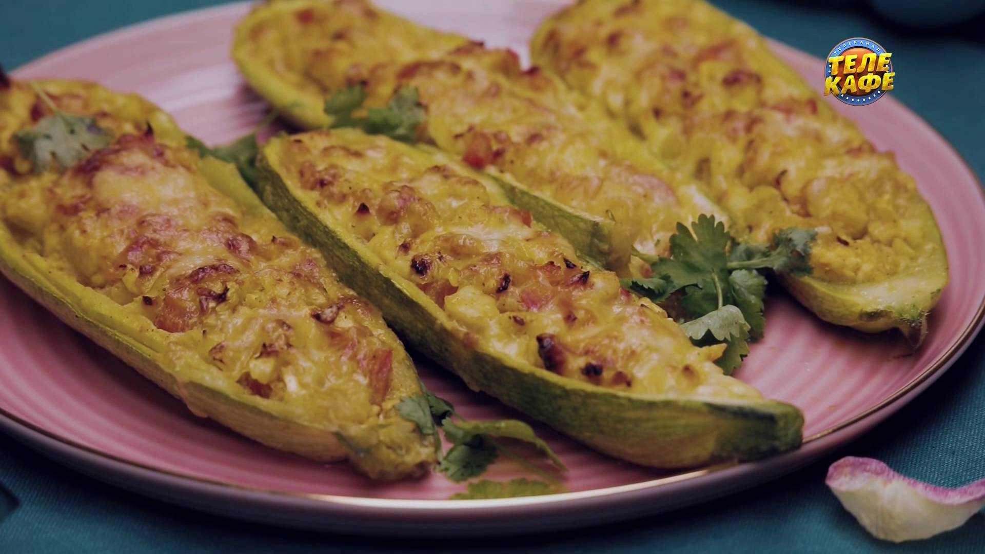 Лодочки из кабачков с куриным филе смотреть онлайн