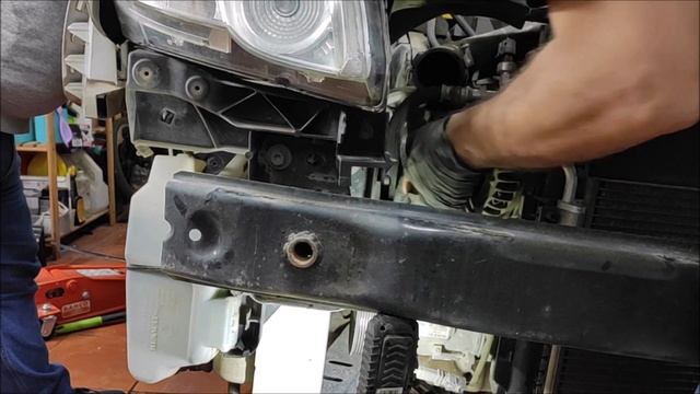 Sustitución del alternador Renault kangoo смотреть онлайн