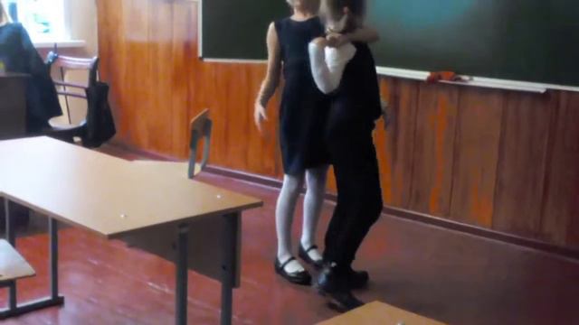 Девочки танцуют в школе смотреть онлайн