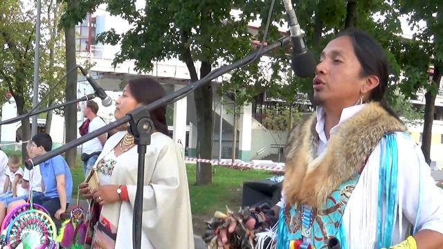 Диего и его супруга Пакарина поют красивую песню . Аy Wambrita ~ Sumac Kuyllur (Diego & Pakarina)