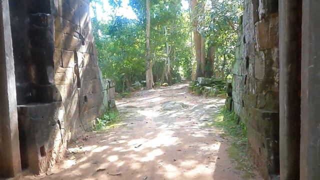 Riding a bicycle on the mysterious hidden roads of Angkor ruins 앙코르톰 성벽길 2부_Prasat Chrung SE /C24 смотреть онлайн