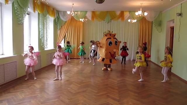Танец "Муха-Цокотуха всех зовёт на чай" муз.рук Т.В.Чебанец,дети подготовительной группы. смотреть онлайн