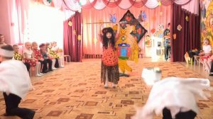 Танец Бабы Яги и гусей.