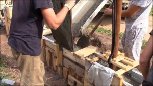 Заливка фундамента забора с миксера