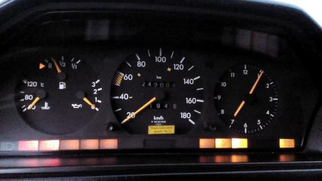 Mercedes Benz W124 - 200D Cold start / 1 242 000km смотреть онлайн