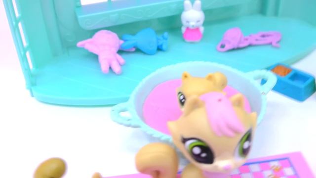 Littlest Pet Shop Kitty Cat Mom and Kitten Babies Surprise Families Playset - Cookieswirlc Video смотреть онлайн