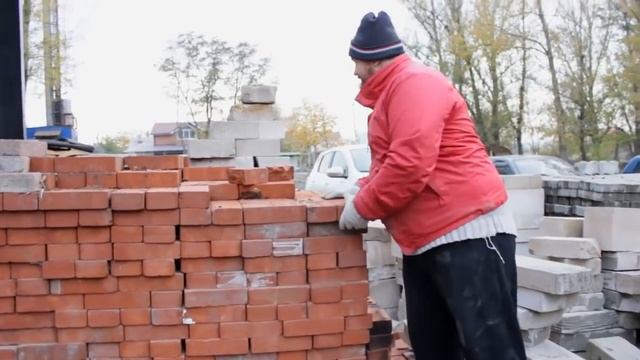 Россиянин поразил британцев умением крошить кирпичи руками смотреть онлайн