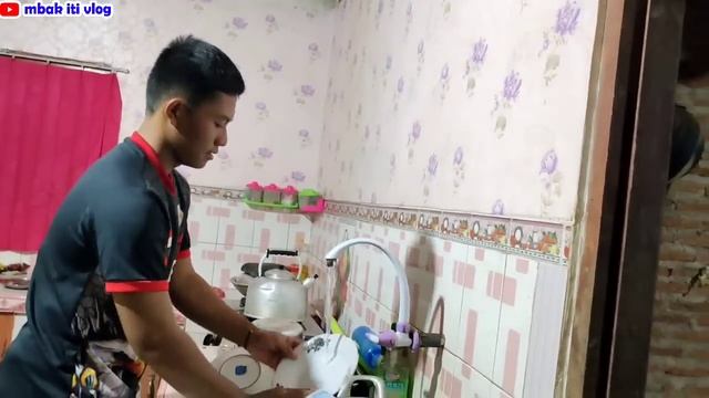 Tugas pekerjaanku di rumah di kerjakan Rizal bisa mewakili kalau mamaknya sedang kecapean ‼️ смотреть онлайн