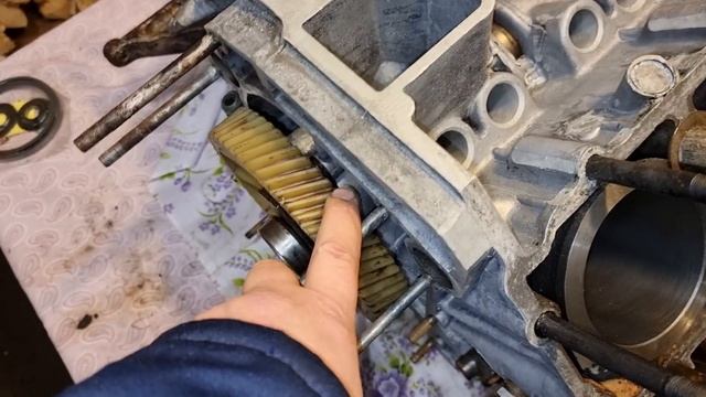 Подробная сборка двигателя ГАЗ 53/66. Установка распредвала, гильз, коленвала, сальниковой набивки смотреть онлайн