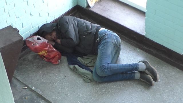 Между этажами поселился БОМЖ смотреть онлайн