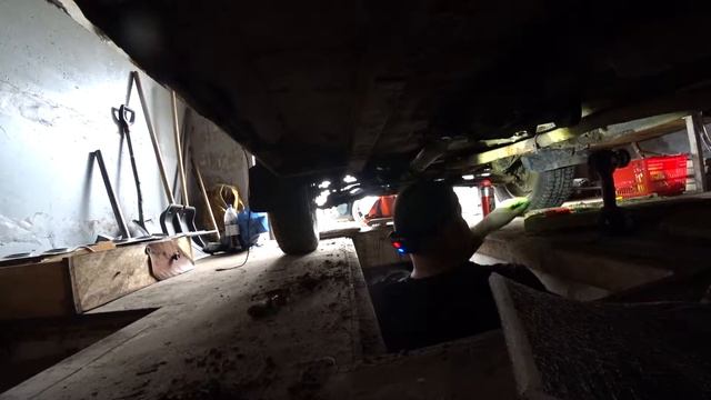 Нива снимаем двери и зачищаем днище шуруповертом!! День второй смотреть онлайн