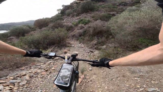 [МТБ] Расследуя новые трейлы, черный спуск до монтхой + падение смотреть онлайн