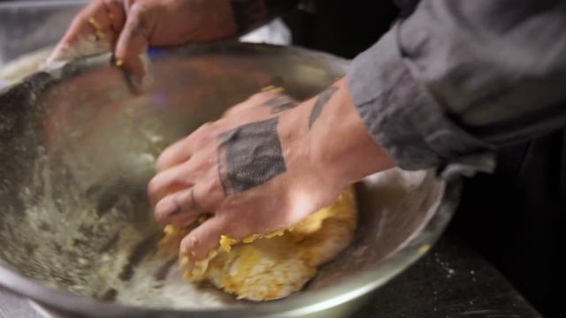 Лепёшки из кукурузы с томлёнными щеками, гуакамоле и сальсой из дыни и сливы |Еда Канаряна смотреть онлайн