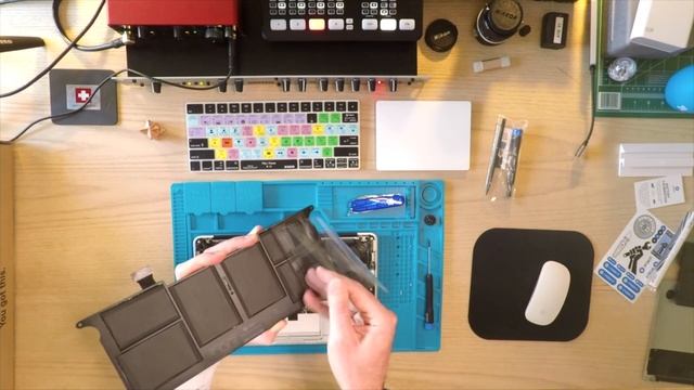 How To: MacBook Air 11 Inch 2015 Battery Replacement Super Easy Watch Real Time From Start To Finis смотреть онлайн