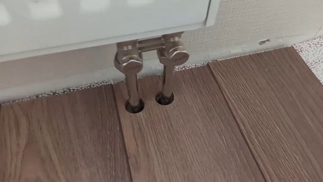 Как оформить вырезы под трубы отопления на ламинате смотреть онлайн