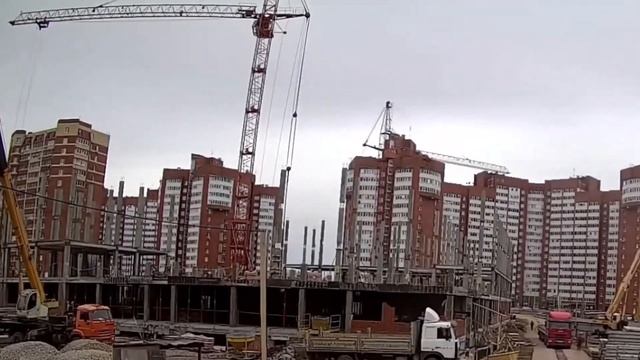 Краны в работе. Новая школа. Башенный кран КБ-408.21. Tower crane in TimeLapse смотреть онлайн