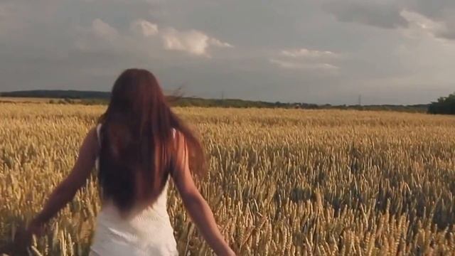ДЕВУШКА И ПОЛЕ ФУТАЖ вырезанный смотреть онлайн