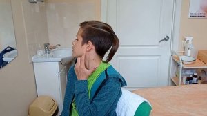 Прокалываю ухо в салоне