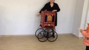 Шарманка играет музыку