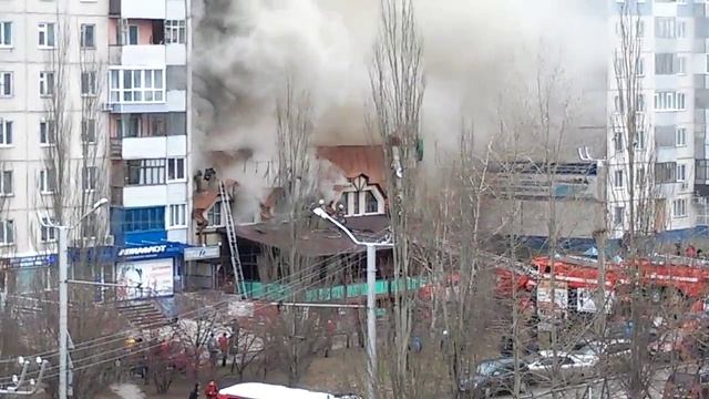 Горит бывший ресторан Командор, в Барнауле смотреть онлайн