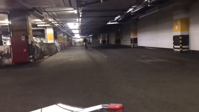 Делаю трюки на парковке смотреть онлайн