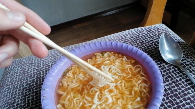 ем доширак палочками для суши