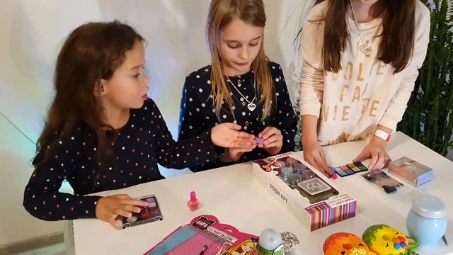 РАСПАКОВКА наших покупок после шопинга (татуировки, слайм, косметика и сквыш) смотреть онлайн