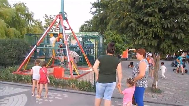Ейск Июль прогулка по вечерней набережной развлечения курорта и красота Азовского моря смотреть онлайн