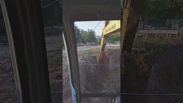 Копка котлована гусеничным экскаватором и планировка в нём экскаватором погрузчиком JCB смотреть онлайн