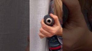 Как #поменять на #шуроповерте #насадку #сверло #биту от блондинки