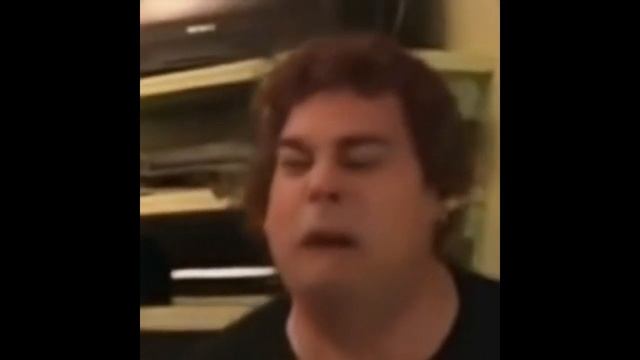 Scary maze game dude sings Baka Mitai and pees himself смотреть онлайн