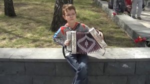 Мальчик вертуозно играет на гармошке!