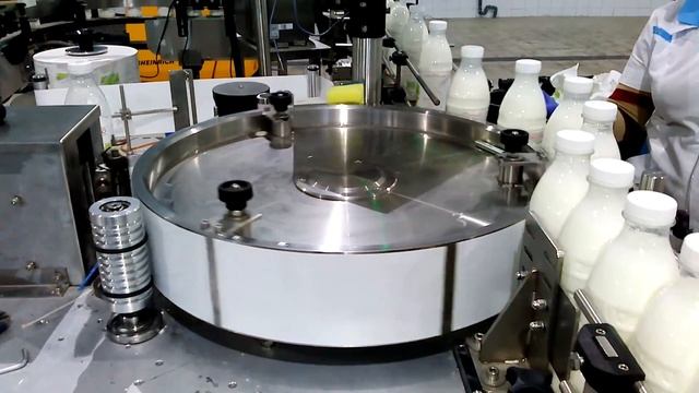 Наклейка этикеток на пластиковые бутылки