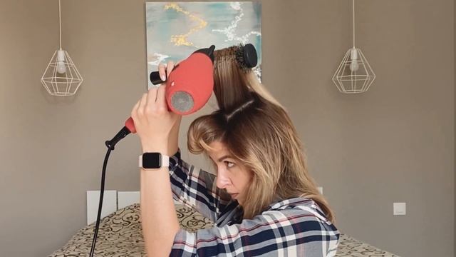 КАК СОЗДАТЬ ОБЪЕМНУЮ УКЛАДКУ ФЕНОМ И КРУГЛОЙ РАСЧЕСКОЙ? СОВЕТЫ ЭКСПЕРТА! смотреть онлайн