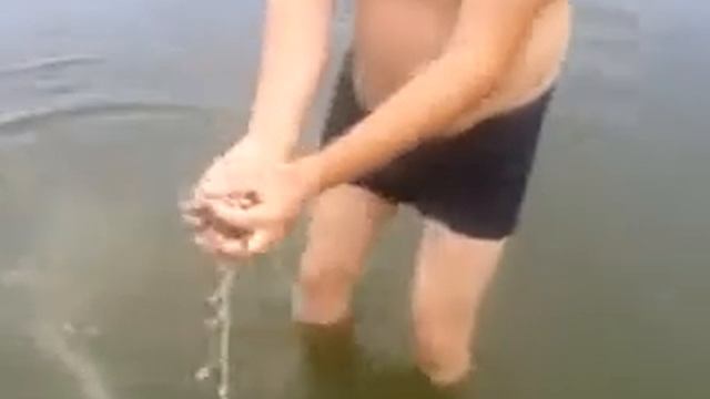 Ловля бычка руками на азовском море! / Азовское море / Рыбалка смотреть онлайн