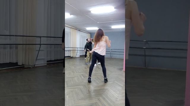 Ещё одно простое движение бачаты для начинающих (lady style) смотреть онлайн