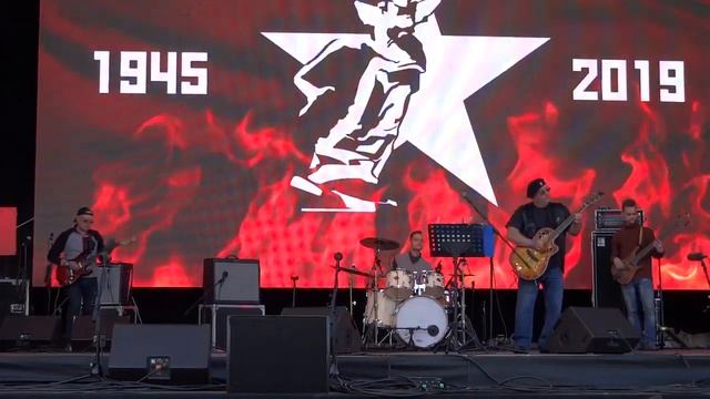 Я в весеннем лесу пил березовый сок - Kugelevi Family Band 8.05.2019 у Памятника Освободителям Риг смотреть онлайн