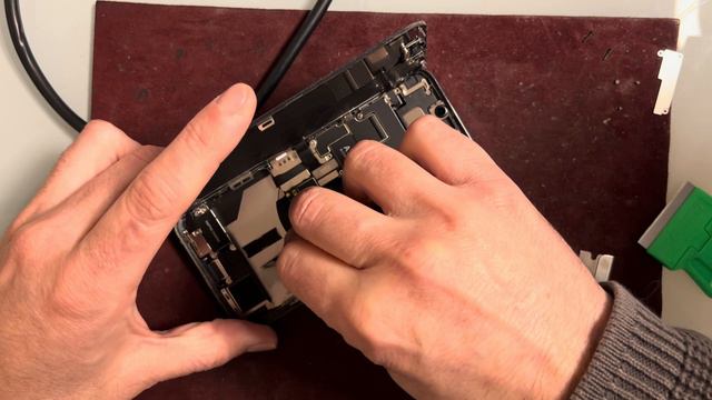 iPhone 13 Pro tout aussi simple que les autres pour changer la batterie смотреть онлайн