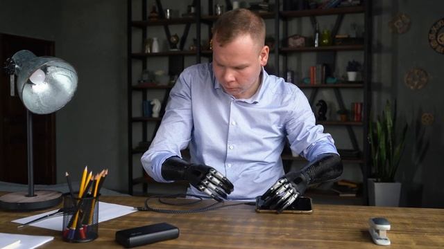 Бионическая кисть MeHandA MaxBionic в работе. Как подключить смартфон к повербанку с протезом руки. смотреть онлайн