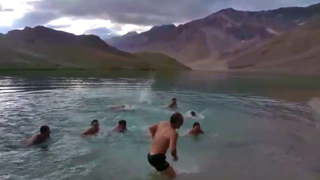 Высокогорное Лунное озеро Чандра Тал, высота 4250 м, Гималаи (июль 2016) смотреть онлайн