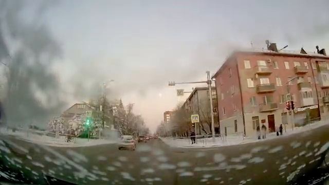 Движение на автомобиле по улицам города Тюмени до магазина "Манарага" и обратно смотреть онлайн