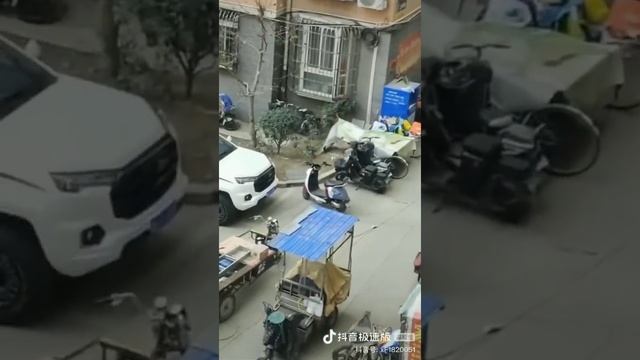 В китайском городе Чэнду заваривают входную дверь в многоквартирный дом смотреть онлайн