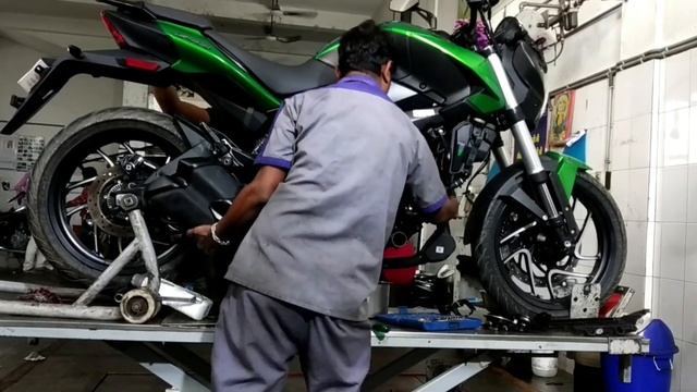 Bajaj dominar 400 bs6 1st service|changes and service cost ??| full service detail | #brridermukesh смотреть онлайн